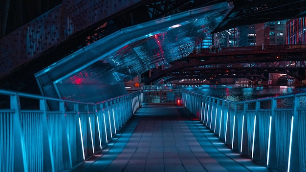 Vista panorámica del Chicago Riverwalk por la noche iluminada con luces