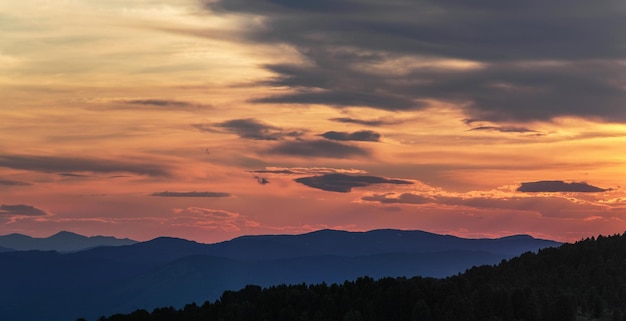 Una vista panorámica del cielo del atardecer.