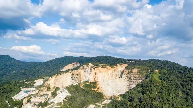 Vista panorámica del cielo azul de la montaña rocosa extrayendo los materiales rocosos