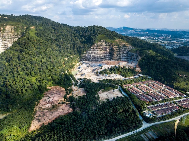 Vista panorámica del cielo azul de la montaña rocosa extrayendo los materiales rocosos