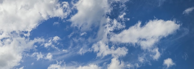 Vista panorámica del cielo azul con nubes blancas
