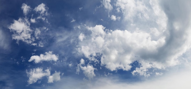 Vista panorámica del cielo azul con nubes blancas