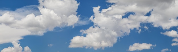 Vista panorámica del cielo azul con nubes blancas