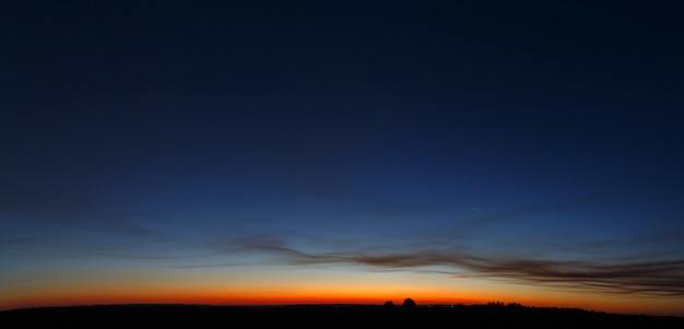 Vista panorámica del cielo despejado durante la puesta de sol.