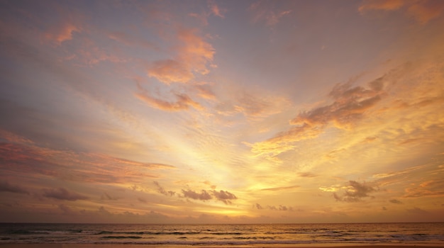 Vista panorámica del cielo dorado al atardecer