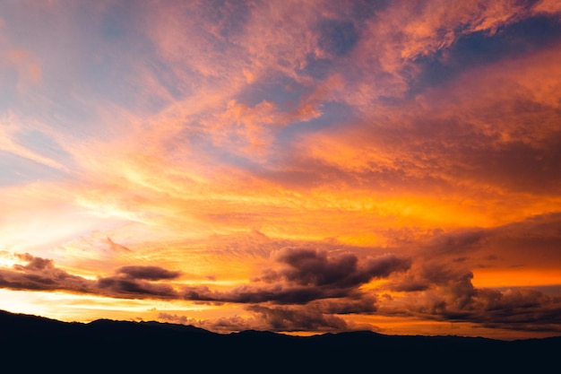 Vista panorámica del cielo espectacular durante la puesta de sol