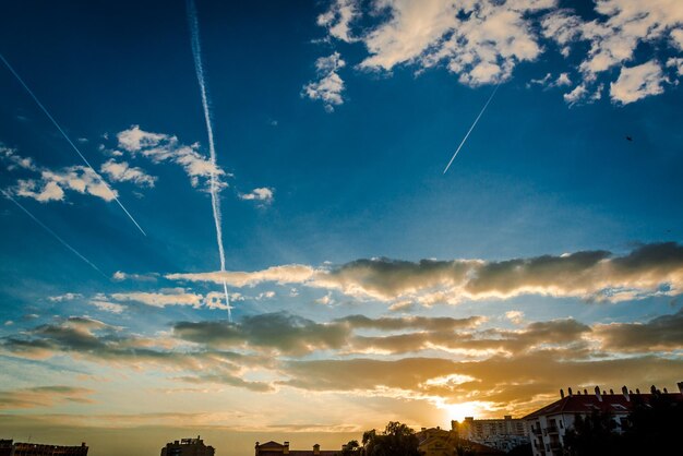 Foto vista panorámica del cielo nublado durante la puesta de sol.