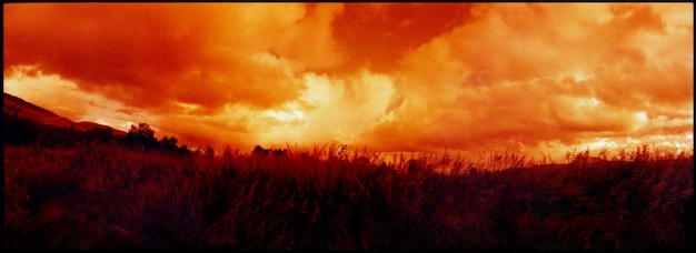 Foto vista panorámica del cielo nublado durante la puesta de sol