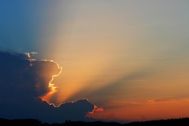 Vista panorámica del cielo durante la puesta de sol
