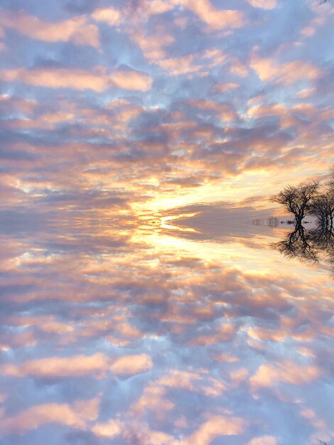 Foto vista panorámica del cielo durante la puesta de sol