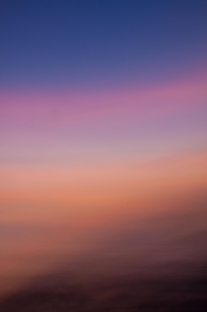 Vista panorámica del cielo durante la puesta de sol