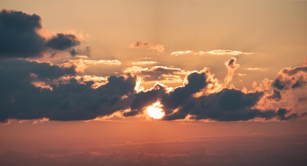 Vista panorámica del cielo rojo con sol en las nubes al atardecer Fondo natural