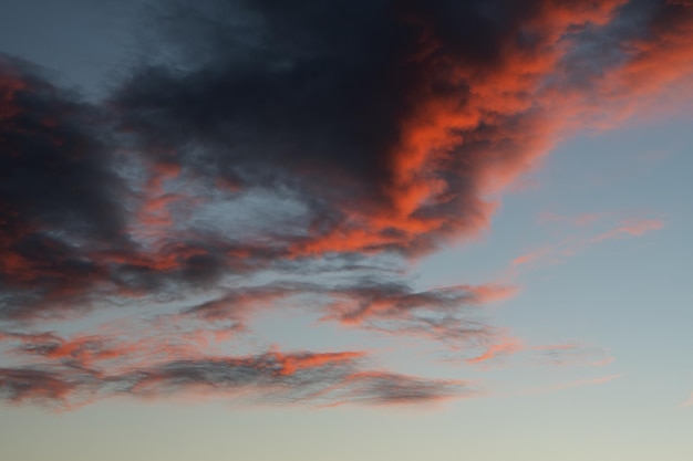 Vista panorámica del cielo de la tarde rojoazul
