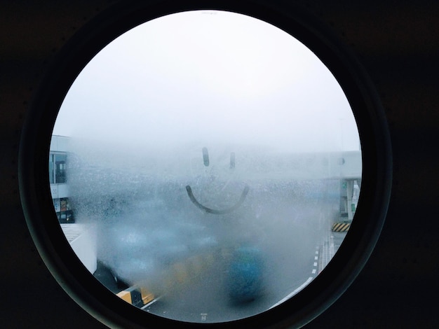 Vista panorámica del cielo visto a través de la ventana del avión