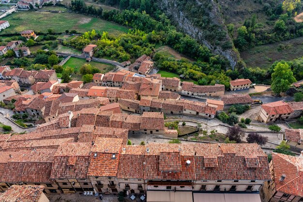 Foto vista panorámica desde la cima de la colina del pueblo medieval de frias burgos castilla y león