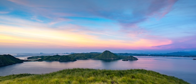 Vista panorámica desde la cima de la isla de Padar al atardecer, Parque Nacional de Komodo