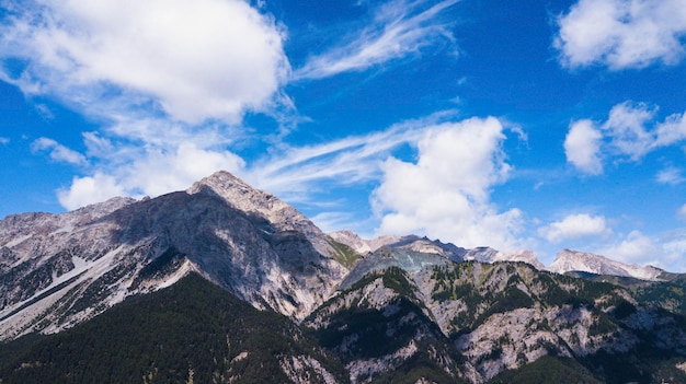 Foto vista panorámica de la cima de la montaña con cielo azul belleza de la naturaleza al aire libre concepto de senderismo lugar pintoresco italia alpes vista nubes y valle