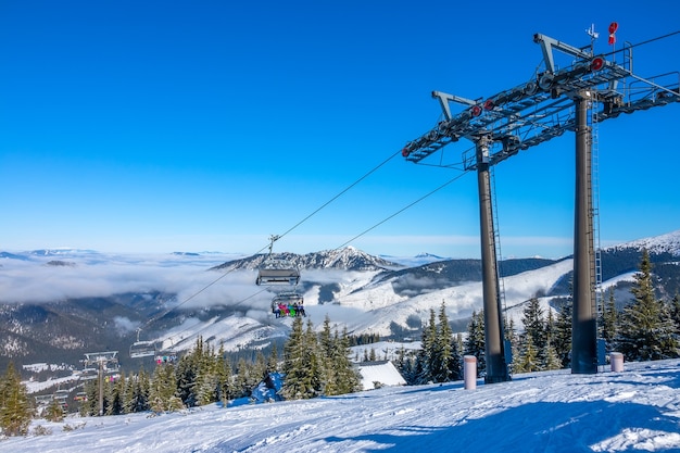 Vista panorámica desde la cima de las montañas nevadas