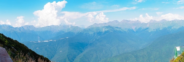 Vista panorámica desde la cima del pico Rosa hasta las montañas del Cáucaso en verano en un día soleado