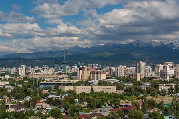 Vista panorámica de la ciudad de Almaty en Kazajstán