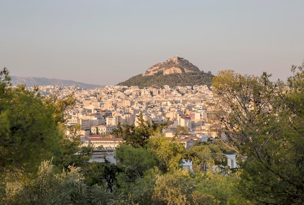 Vista panorámica de la ciudad de Atenas Old Agora y Lecavitos hill en la noche Grecia
