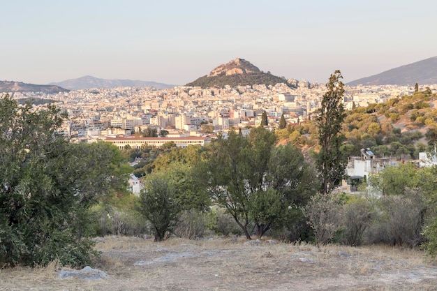 Vista panorámica de la ciudad de Atenas Old Agora y Lecavitos hill en la noche Grecia