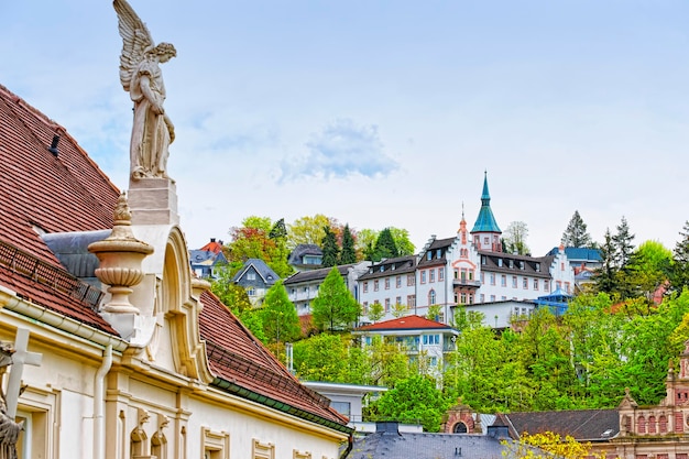 Vista panorámica de la ciudad de Baden-Baden y la escultura del ángel. Baden-Baden es una ciudad balneario. Está situado en Baden-Wurttemberg en Alemania. Su iglesia se llama Stiftskirche.