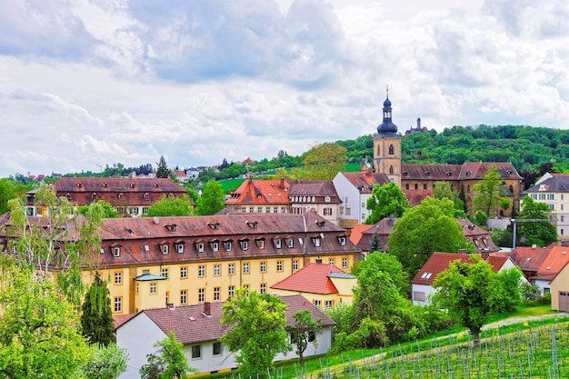 Vista panorámica de la ciudad de Bamberg y la iglesia de St Jacob en Bamberg en Alemania. La ciudad está bajo la protección de la UNESCO.