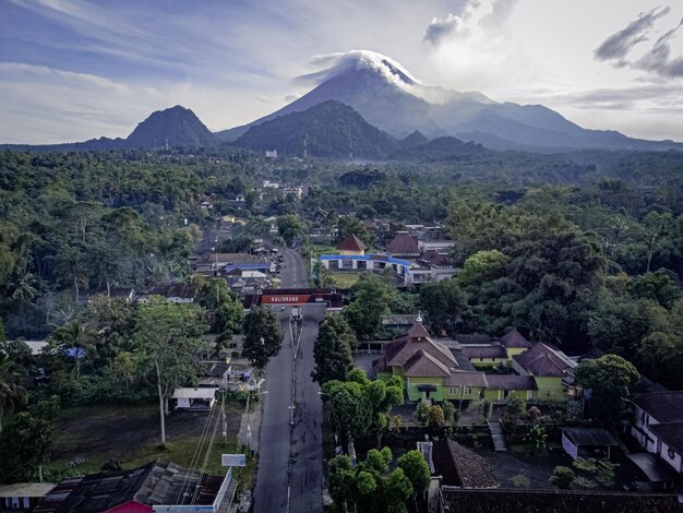 Vista panorámica de la ciudad boscosa de Kaliurang en Indonesia con el volcán Merapi en el fondo