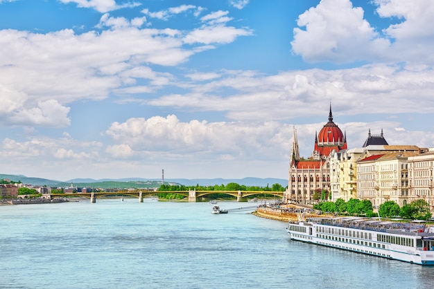 Vista panorámica de la ciudad de Budapest desde el Bastión de los pescadores. Hungría.