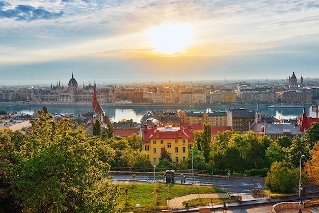 Vista panorámica de la ciudad de Budapest desde el Bastión de los pescadores. Hungría.