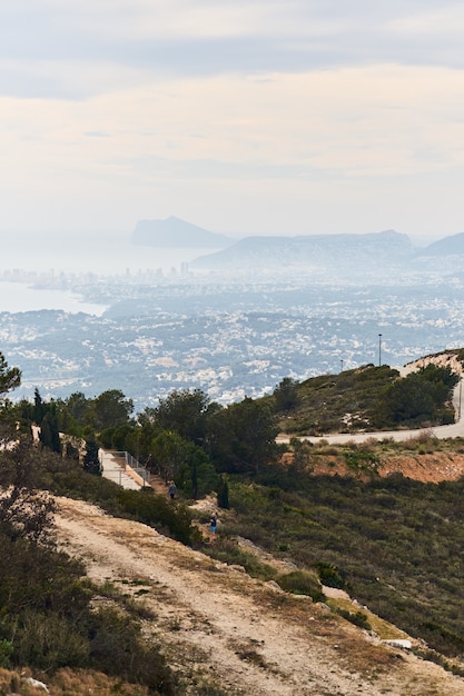 Foto vista panorámica de la ciudad de calpe en españa.