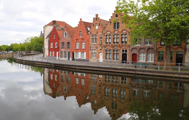 Vista panorámica de la ciudad del canal de Brujas con hermosos puentes de casas medievales de colores y reflejos en el día soleado