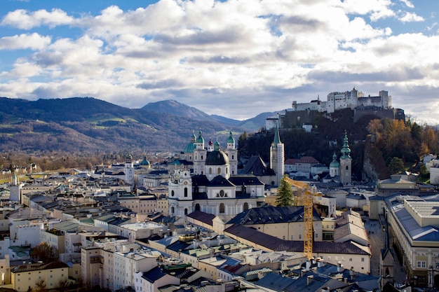 Foto vista panorámica de la ciudad y el castillo medieval.salzburg.austria.