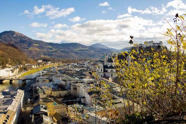 Foto vista panorámica de la ciudad y el castillo medieval de salzburgo austria