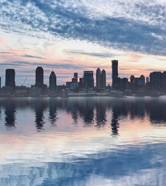 Foto vista panorámica de la ciudad contra el cielo durante la puesta de sol