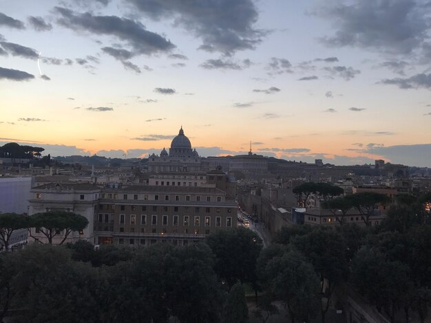 Vista panorámica de la ciudad contra el cielo