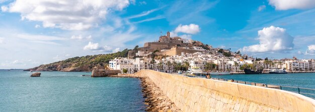 Foto vista panorámica de la ciudad costera de ibiza de vacaciones desde el faro islas baleares