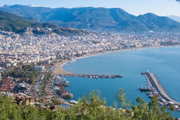 Foto vista panorámica de la ciudad costera con el puerto