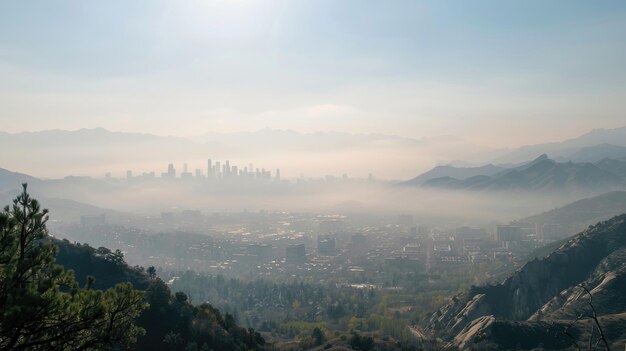 Una vista panorámica de una ciudad cubierta de smog vista desde las montañas