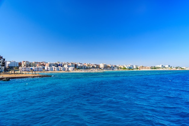 Vista panorámica de la ciudad de Hurghada desde el Mar Rojo