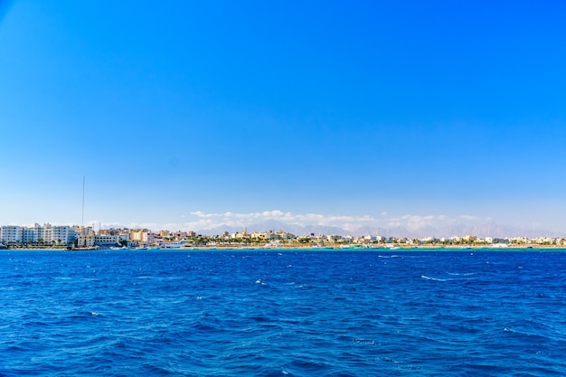 Vista panorámica de la ciudad de Hurghada desde el Mar Rojo