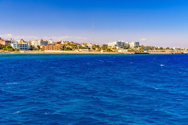 Vista panorámica de la ciudad de Hurghada desde el Mar Rojo