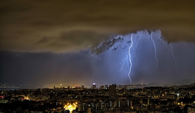 Foto vista panorámica de la ciudad iluminada contra el cielo nocturno