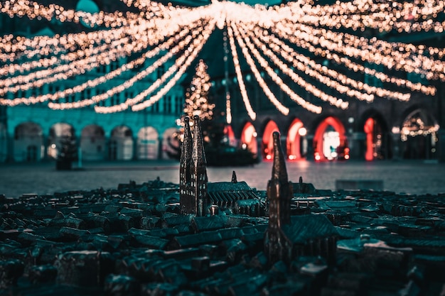 Vista panorámica de la ciudad iluminada por la noche