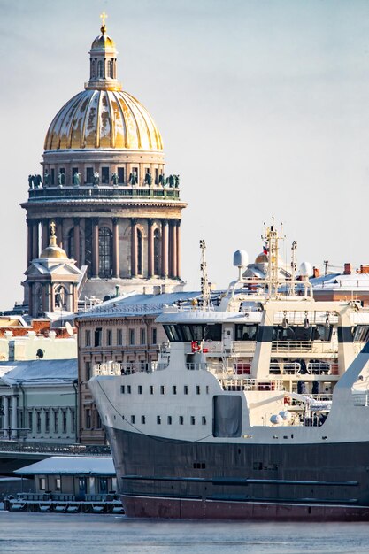 La vista panorámica de la ciudad de invierno san petersburgo gran barco amarrado cerca del puente blagoveshchensky...
