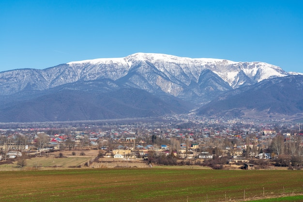 Vista panorámica de la ciudad de Ismayilli, ubicada en el norte de Azerbaiyán