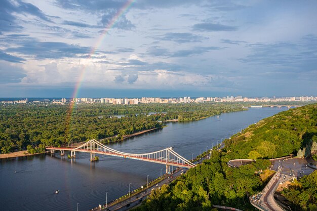Vista panorámica de la ciudad de kyiv con un hermoso arco iris sobre la ciudad