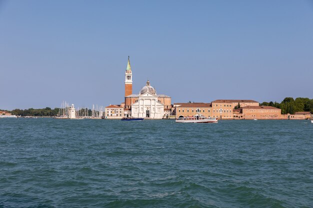 Vista panorámica de la ciudad de Laguna Veneta de Venecia y lejos de la isla de San Giorgio Maggiore. Paisaje del día de la mañana de verano y espectacular cielo azul