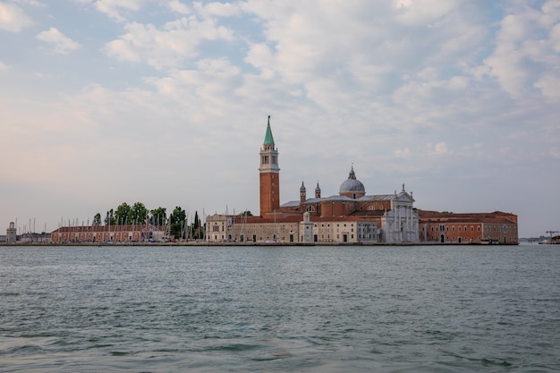 Vista panorámica de la ciudad de Laguna Veneta de Venecia y lejos de la isla de San Giorgio Maggiore. Paisaje del día de la mañana de verano y espectacular cielo azul